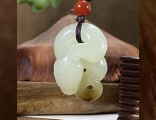 和田玉生肖蛇挂件吊坠青白玉籽料挂件吊坠吉祥多福